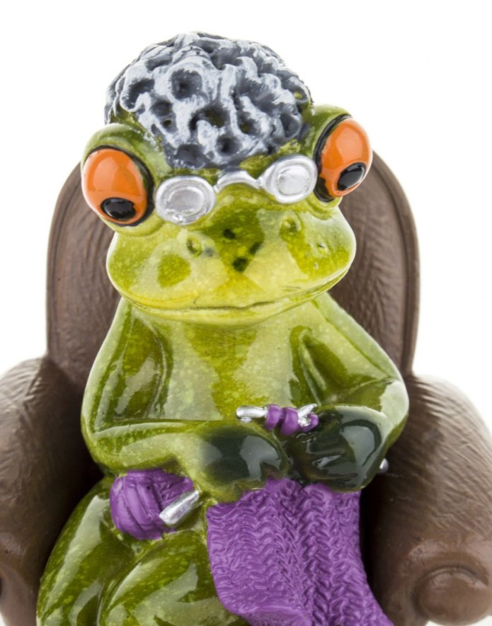 Figurka Babcia Żaba w okularach robi na drutach